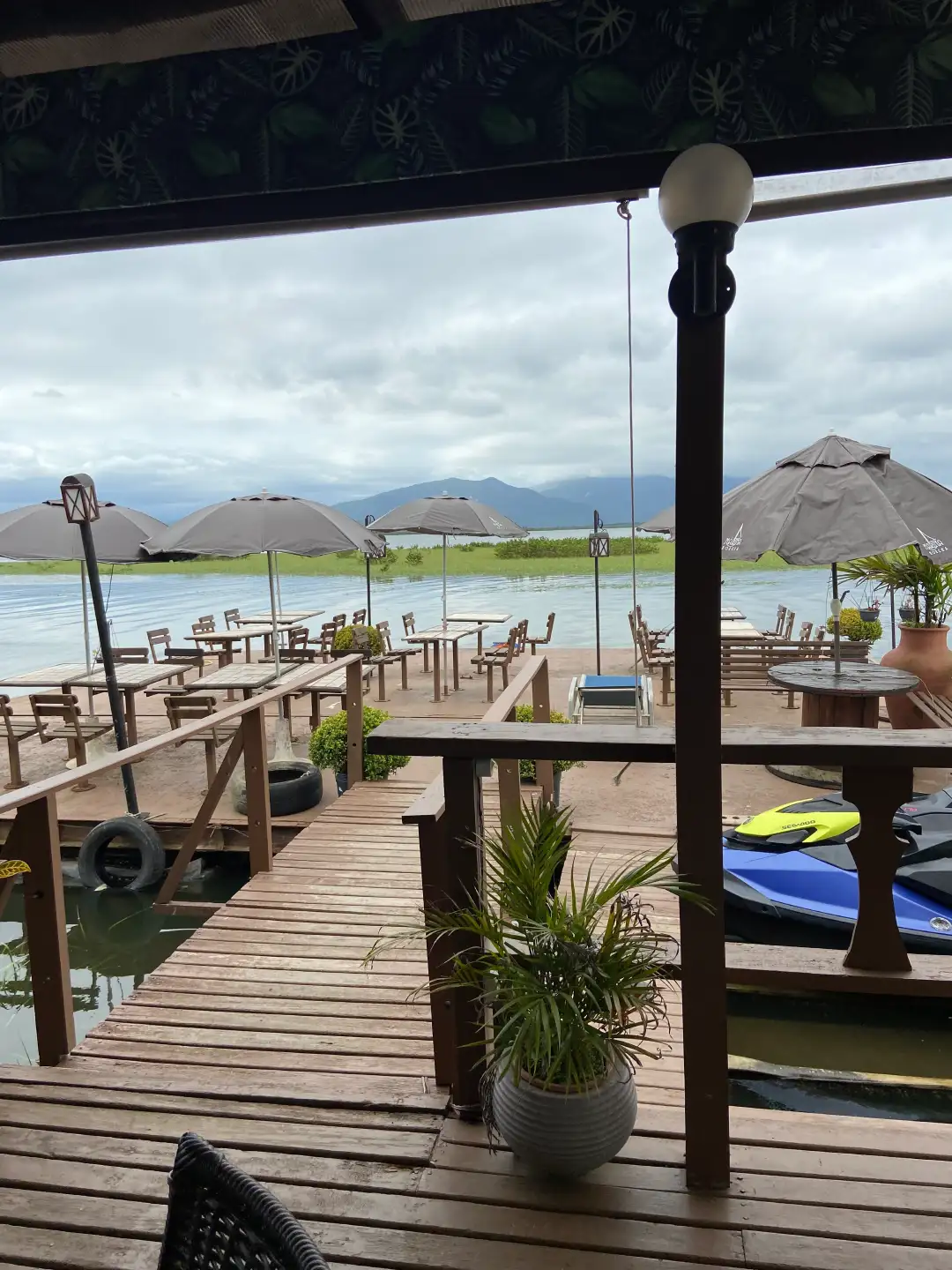 Interior do Marina Morena, com vista pra baía de Guaratuba.