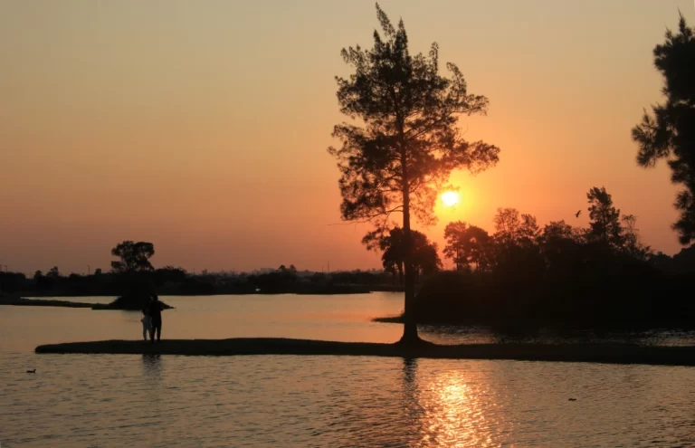 Pôr do sol no Parque das Águas, em Pinhais.