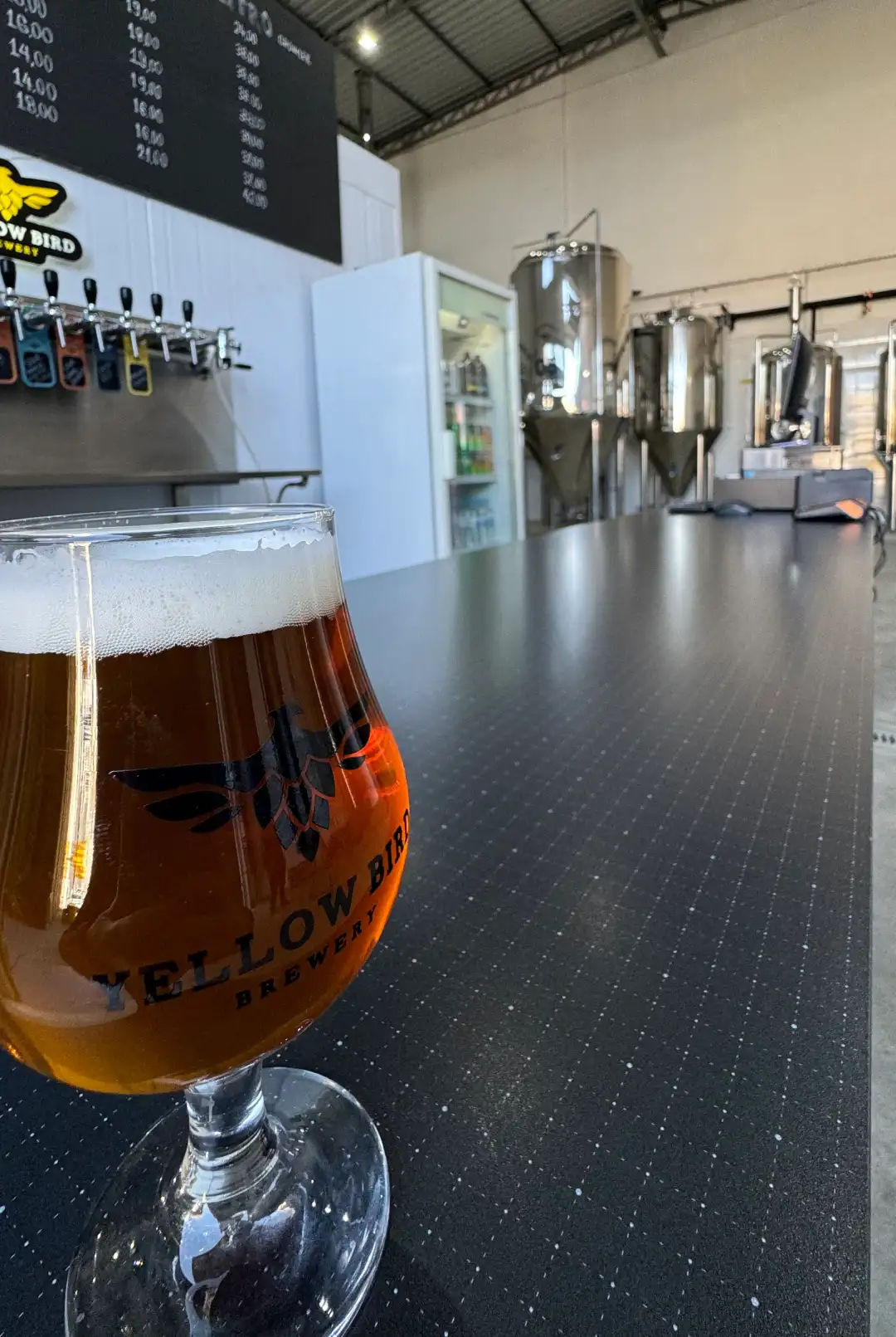 Interior da Yellow Bird, uma das cervejarias que integra a Rota da Cerveja, em Pinhais. 