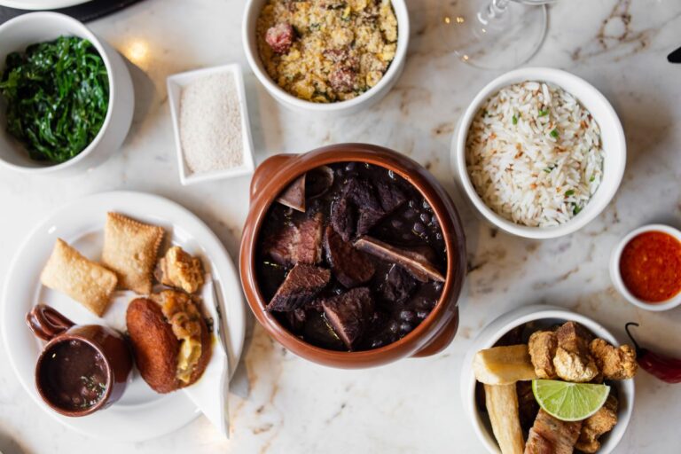 Feijoada do Tom Espaço Gastronômico (foto freepik)