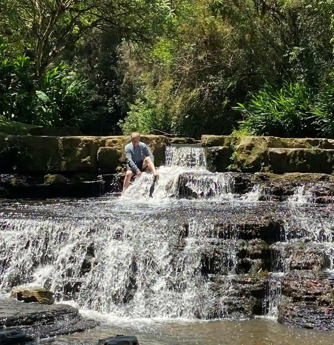 Meu pai se refrescando na Cachoeira Perehouski. 