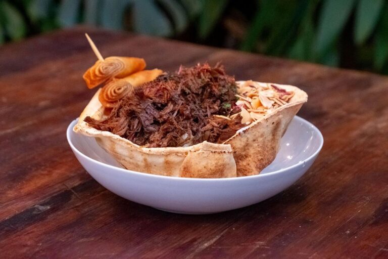 Pratos árabes: Fatteh de cordeiro do Le Mir - foto Kaue Owsiany