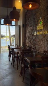 interior do café e vista para a baía de Paranaguá