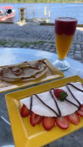 Tapioca amor de morango, banoffee da casa e suco laramora.