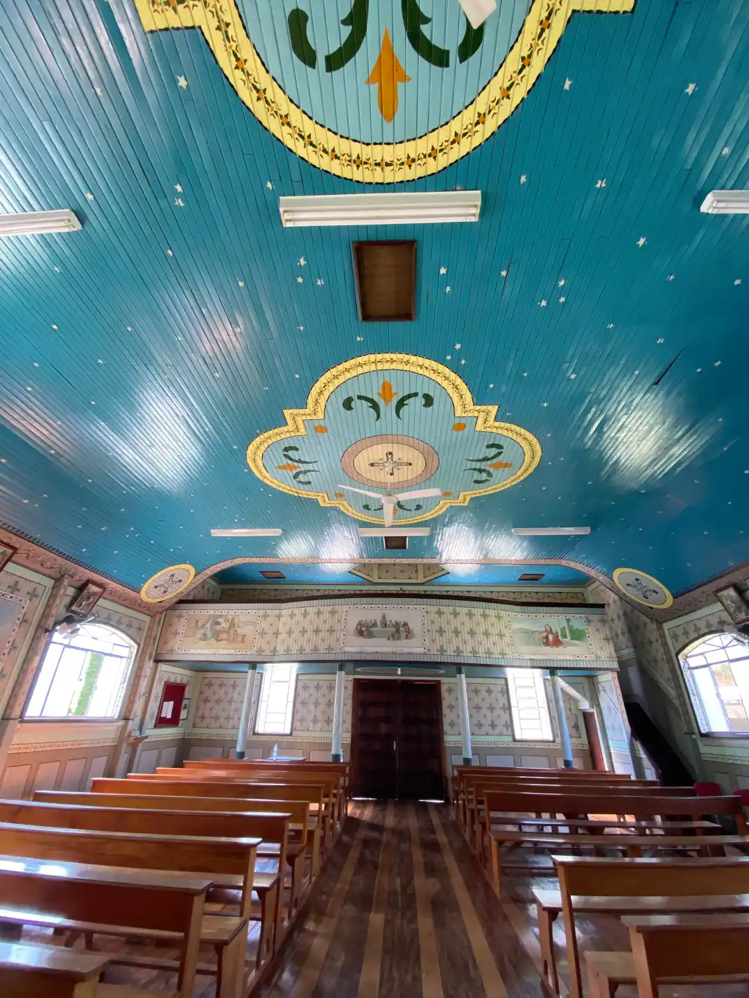 O interior de uma igreja ucraniana, na área rural de Prudentópolis. 