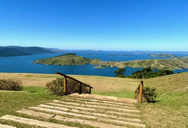 Represa de Chavantes, vista da Pedra do Índio, em Ribeirão Claro
