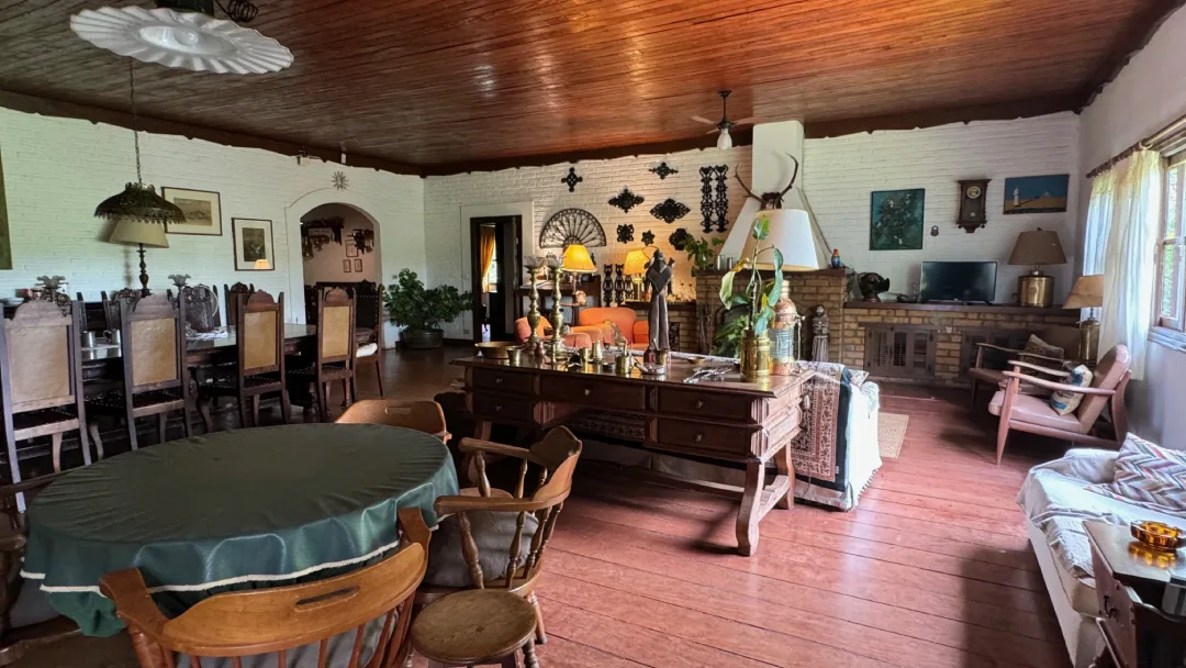 Sala de estar da Fazenda Pinhalzinho, uma antiga fazenda de café que virou hospedagem.Sala de estar da Fazenda Pinhalzinho, uma antiga fazenda de café que virou hospedagem.