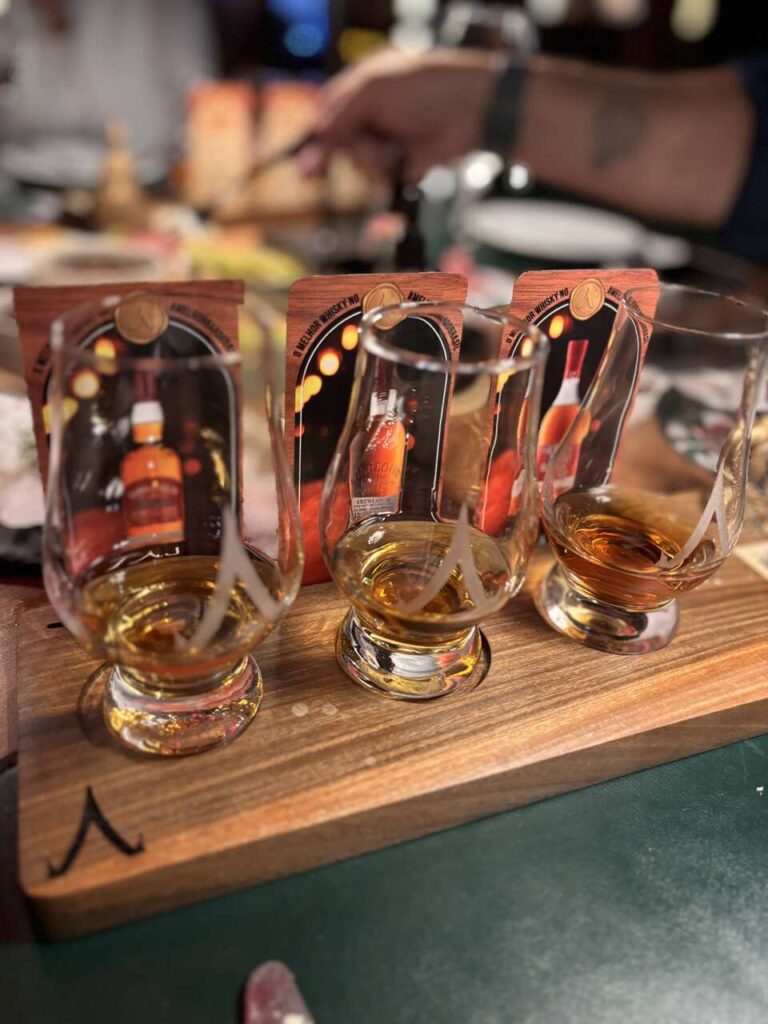 Mais de 120 rótulos, lupa e grãos de café: como é participar da degustação de whisky autoguiada do TAJ