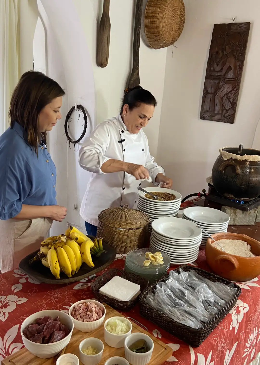 Aprendendo a receita do prato típico caiçara na Casa do Barreado