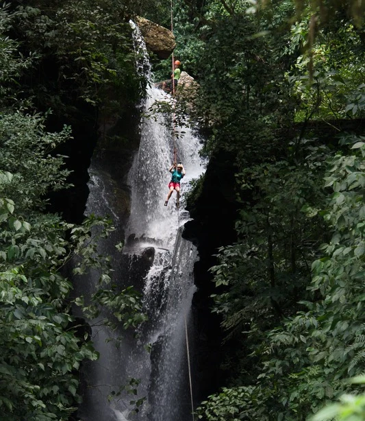 A corvolesa passa por uma cachoeira e termina com um banho de rio.