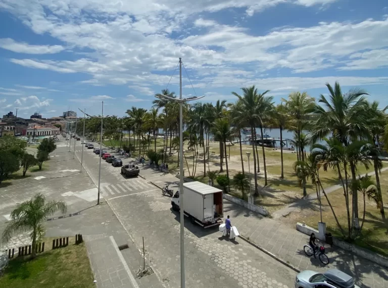 Paranaguá e seu centro histórico em dia ensolarado.