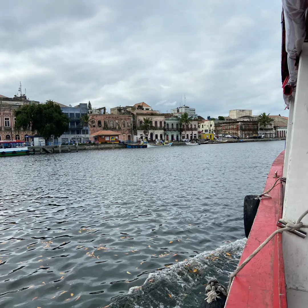 Vista da cidade durante o passeio de barco. 