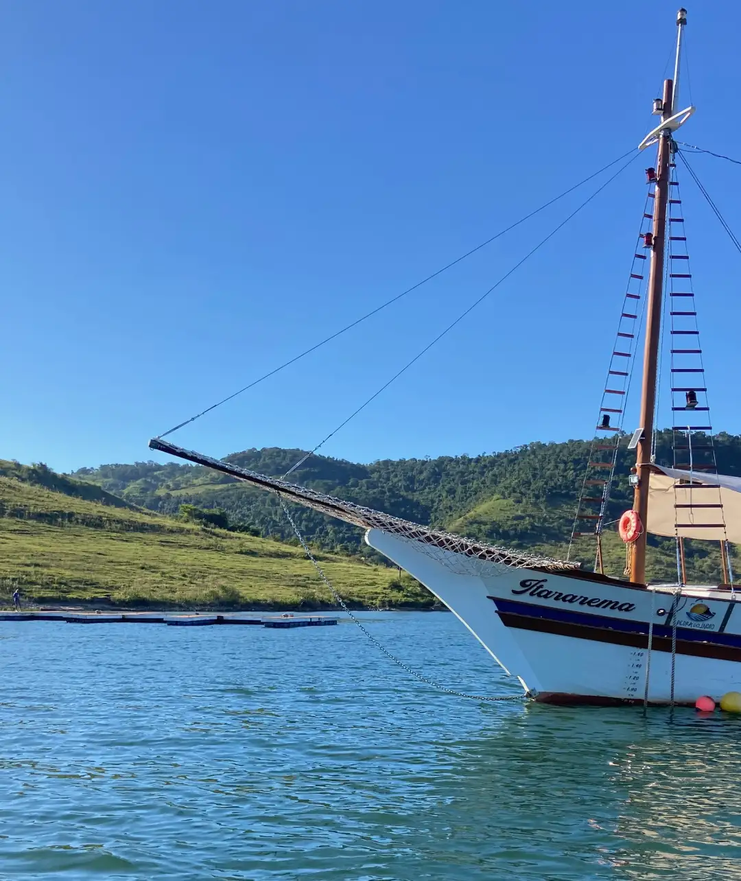Um passeio de escuna pela Represa de Chavantes. Tem na Pedra do Índio. 
