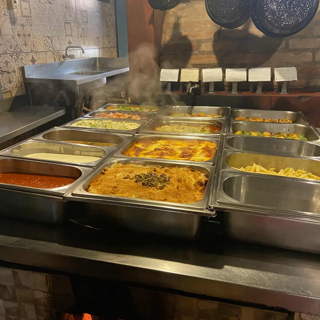 Gastronomia Italiana e fogão a lenha. Essa foto é do Restaurante Passárgada, que está temporariamente fechado, mas em vários lugares de Colombo você vai encontrar essa fartura!