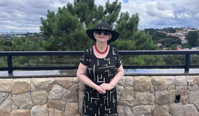 Minha mãe Dilma Kupczik aos 80 anos usando chapéu e óculos escuros em mirante de Curitiba
