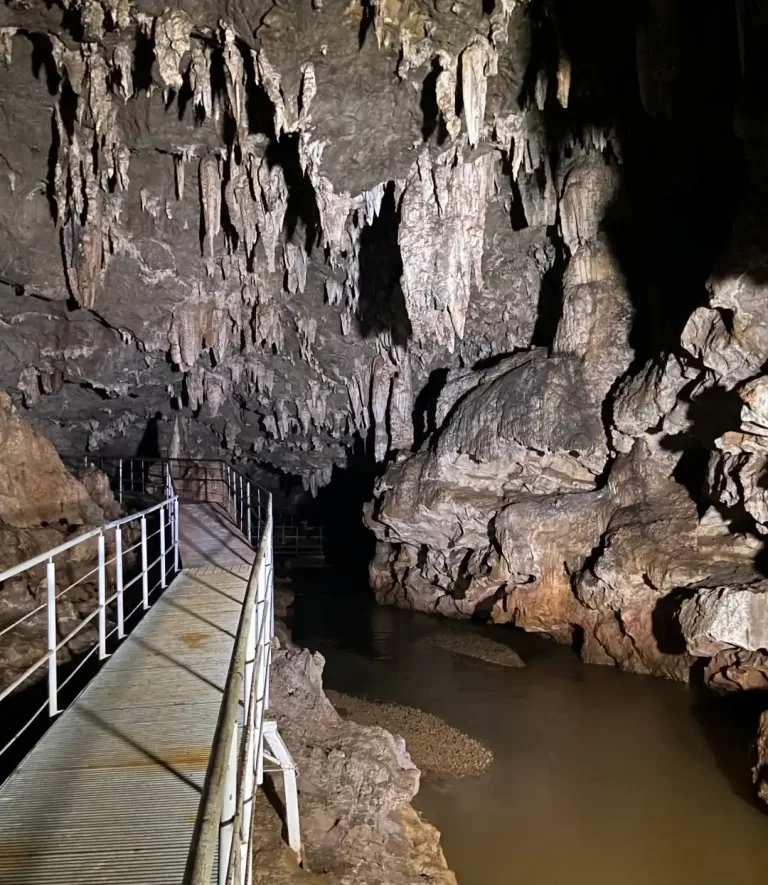 Gruta do Bacaetava: atrativo natural em Colombo.
