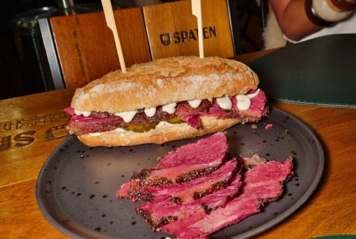 Sanduíche de Pastrami do Eagle BBQ (foto Simone Meirelles)