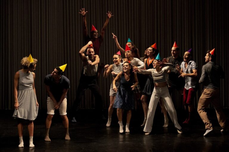 “Memória de Brinquedo”, da Curitiba Cia de Dança, tem apresentações gratuitas nas Ruínas São Francisco durante o Festival de Curitiba