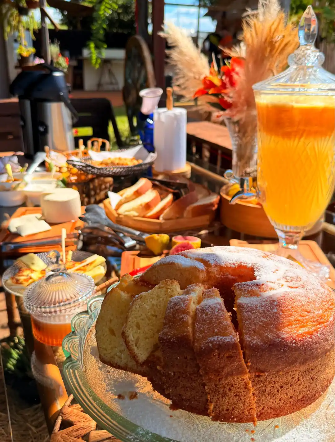 Sucos e doces na mesa posta do Café do Dani.