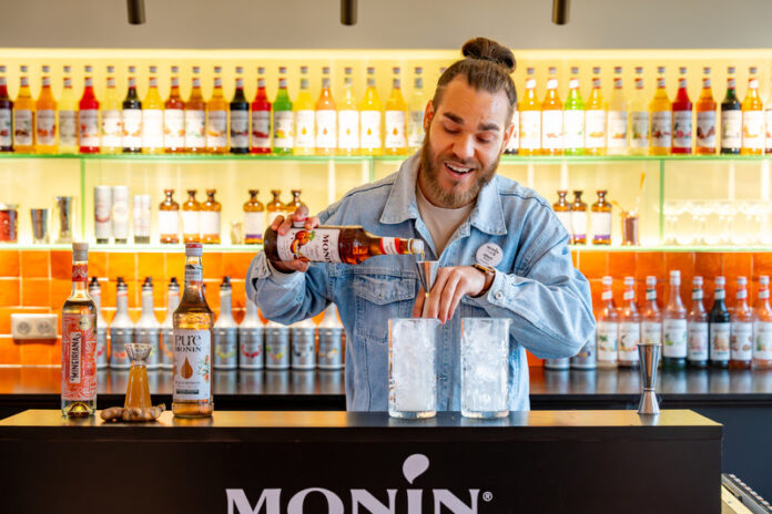 Monin Cup (ilustração de IA)