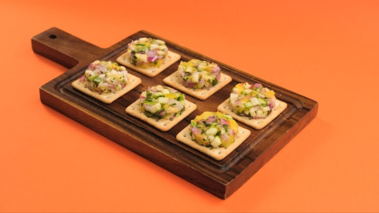 Cream cracker com tartar de abobrinha (foto Horta Produções/Todeschini)