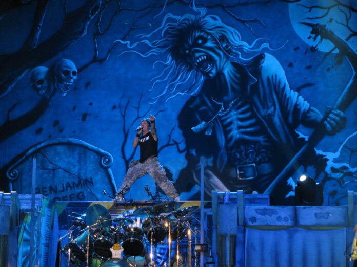 Foto: Ceedub13 / Flickr (CC BY 2.0) — Iron Maiden durante apresentação no Ottawa Bluesfest 2010