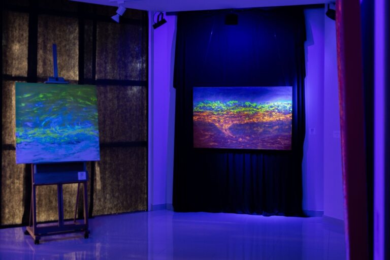 (IN)FINITUDES: exposição gratuita em Curitiba propõe experiência imersiva com luz