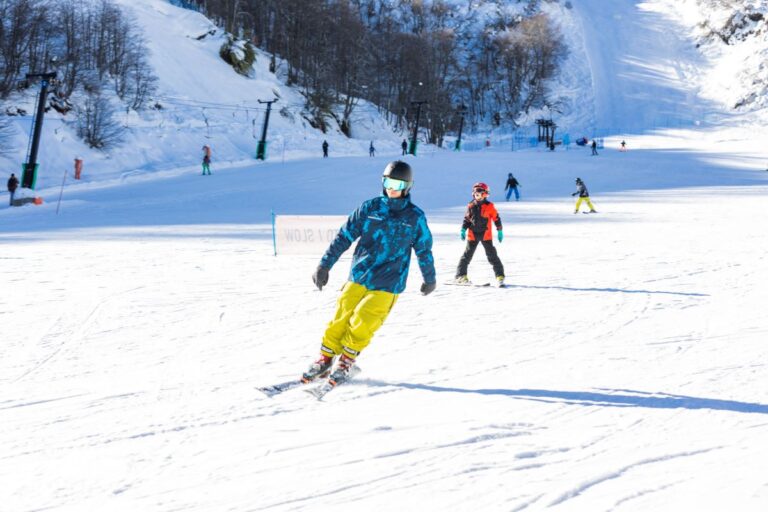 Esquiador descendo a montanha de Nevados de Chillan (foto Divulgação | Nevados de Chillan/direitos adquiridos)