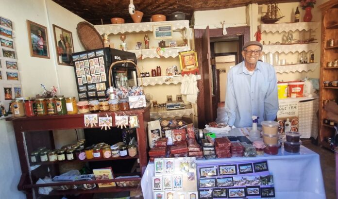 Seu Tijolo em sua loja em São Bartolomeu (foto SM)