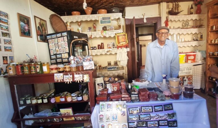 Seu Tijolo em sua loja em São Bartolomeu (foto SM)
