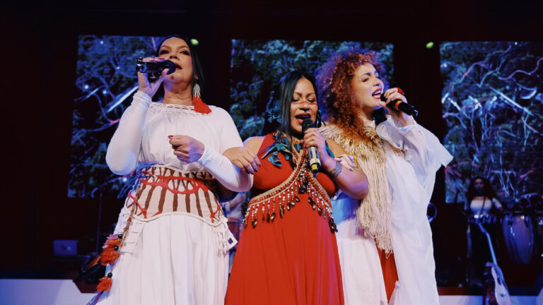 “As Amazônias” reúne Aíla, Djuena Tikuna e Patrícia Bastos em temporada na CAIXA Cultural Curitiba