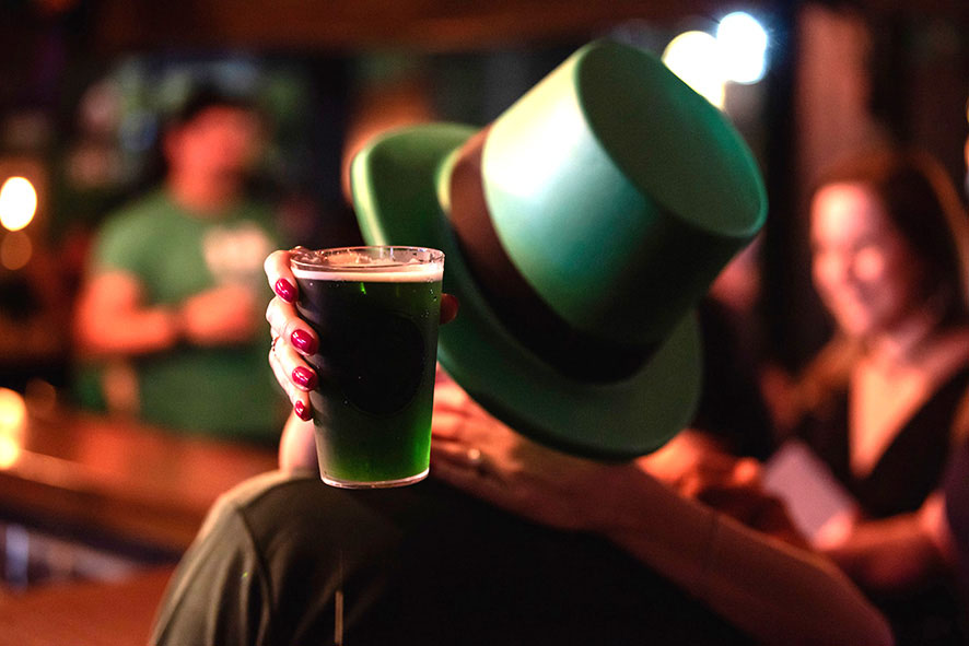 Chope verde no St Patricks Day do Sheridans