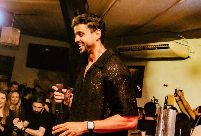 Lincoln Senna, vocalista do Parangolé, faz apresentação no lançamento da 5ª edição do Curitiba Folia