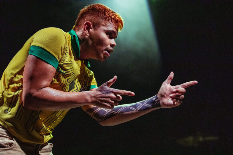 Últimas apresentações do aclamado espetáculo “Ideias Para Adiar o Fim do Mundo” na CAIXA Cultural Curitiba
