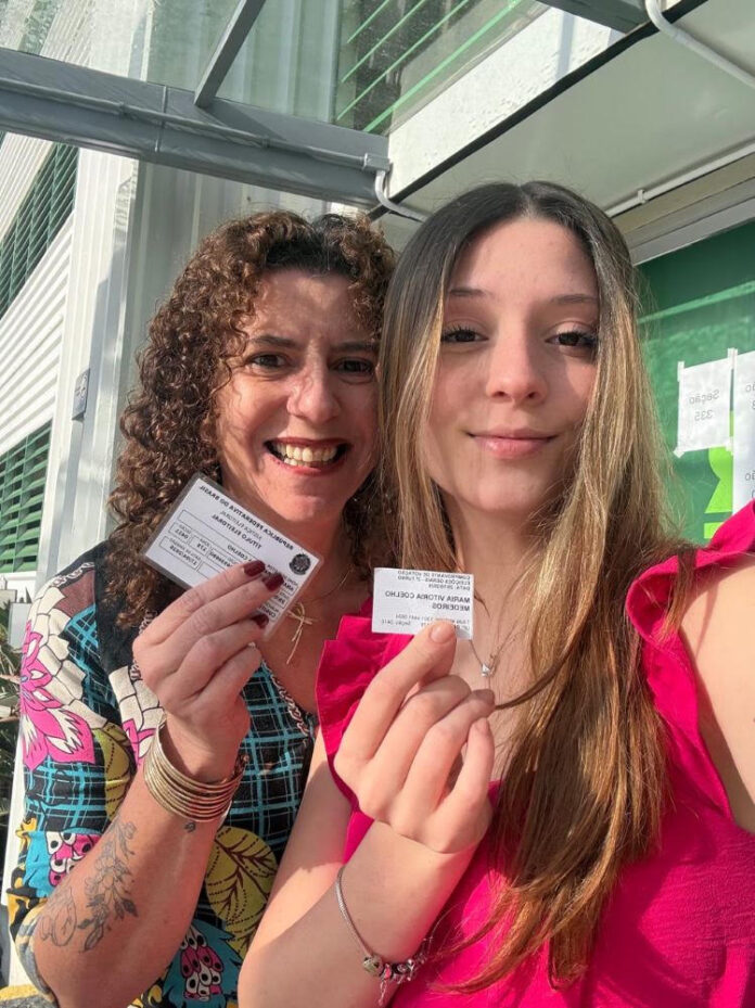 Eleição: Com a mulher forte que eu ensino, educo e amo... minha filha, Maria Vitória. (arquivo pessoal)