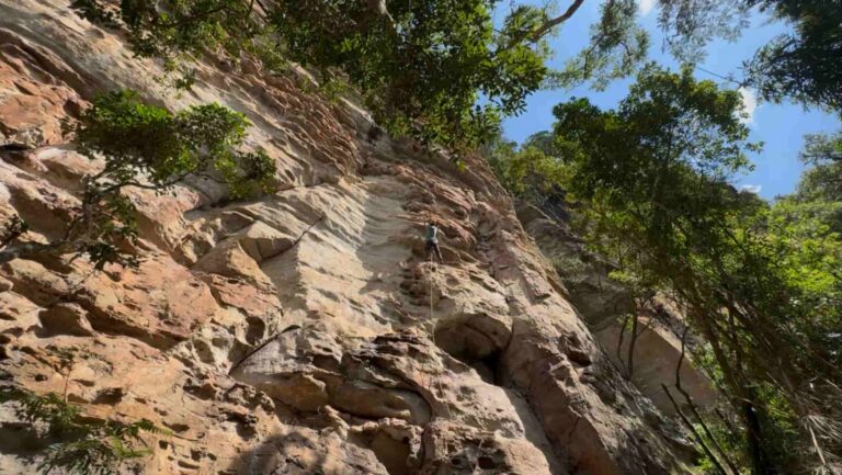 Escalada em paredão de arenito, em Piraí do Sul.