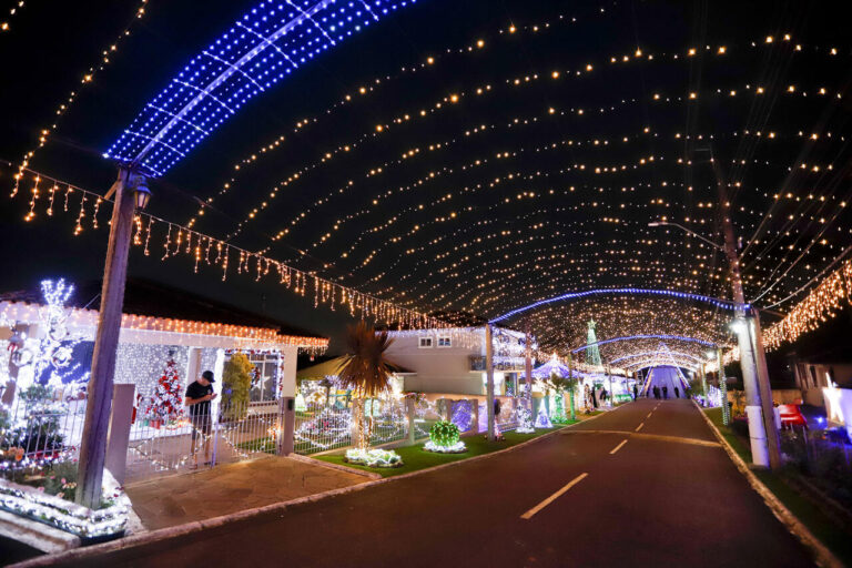 A magia do Natal já toma forma no Umbará: vem aí a Rua Iluminada da Família Moletta