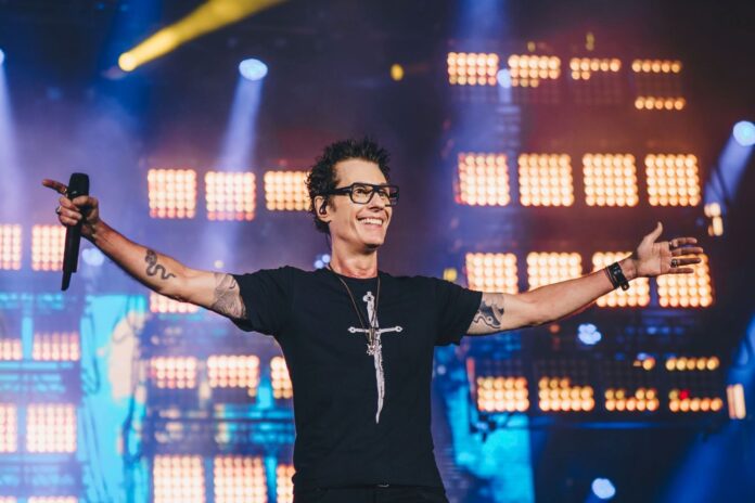 Dinho Ouro Preto, vocalista do Capital Inicial, durante apresentação no Rock in Rio. Foto: Thiago Almeida (@almeidamaker)