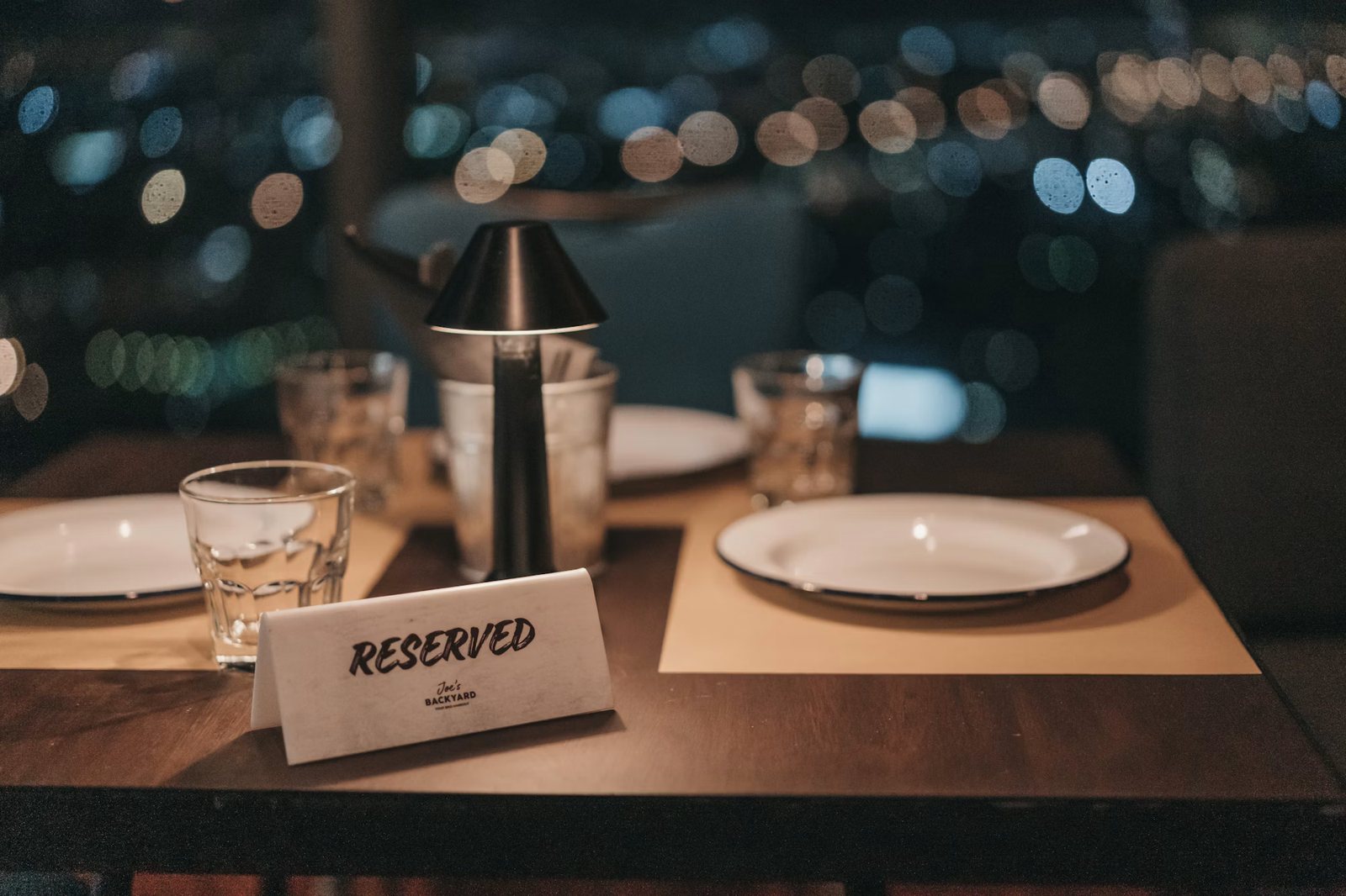 Mesa de restaurante preparada para um jantar especial